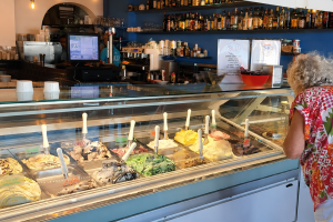 La vitrina de Blu reúne sabores artesanos, opciones veganas y propuestas sin gluten frente al mar.