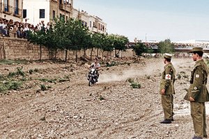 Dos  voluntarios de la Cruz Roja, en un servicio en la Rambla de Almería donde se organizaban pruebas de motos en los días de Feria.