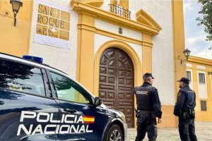 Agentes de Policía Nacional frente a la Iglesia de San Roque de Almería.