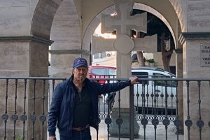 Rafael Ceballos posa junto a la Cruz de Caravaca, un monumento que siempre llevará en su corazón.