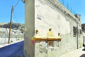 La fuente de la Polka se ha hecho más visible tras el derribo de las casas de la calle Hércules