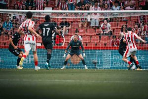 Andrés Fernández salvó al Almería de una goleada escandalosa en El Molinón, sobre todo en la primera mitad.