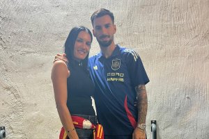 Sara con Álex Baena tras un partido de España.