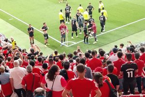 Los jugadores del Almería se acercaron a la grada visitante del Molinón.