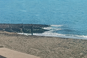 Imagen de agentes de la Guardia Civil en la playa donde se ha encontrado el cadáver.