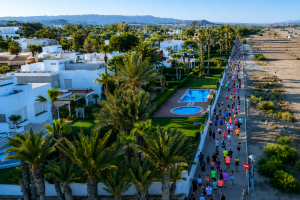 Imagen de una edición anterior de la Media Maratón Ciudad de Vera junto al litoral veratense.