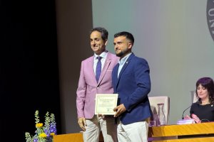 Juan Diego Quiles Iáñez recibe el Premio COITAAL al mejor Trabajo Fin de Grado de manos de Fernando Paniagua, presidente del Colegio de Ingenieros Agrícolas de Almería