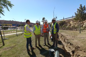 Trabajadores municipales, de Grupocopsa y de la dirección de obra controlando los trabajos en la nueva tubería