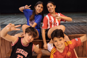 Elsa Martínez, Victoria Pérez, Antonio Liria y Pedro Masegosa, los jóvenes protagonistas del musical durante uno de los ensayos.