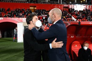 Rubi y Jémez se saludan en su último duelo el año del ascenso del Almería a Primera.
