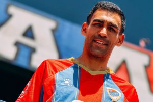 Dani Romera posa feliz con sus nuevos colores en la Liga de Bosnia.