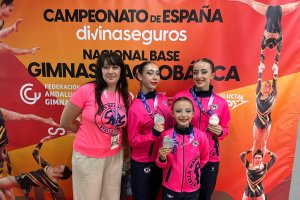 Las chicas celebrando la merecida medalla
