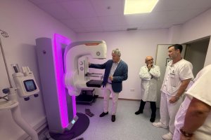 El delegado territorial de Salud y Consumo, Juan de la Cruz Belmonte, visita la sala donde ya funciona este equipamiento