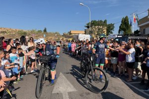Los niños del CEIP Goya reciben a los ciclistas.