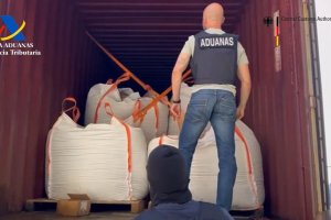 Agentes de Aduanas inspeccionan el contenedor en la nave de Pampanco.