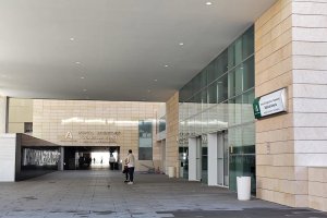 Acceso al Hospital Materno-Infantil de Torrecárdenas, en Almería.