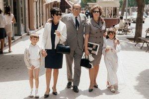 La familia Pérez Porras, dando una vuelta por el Paseo  después de la Primera Comunión de su hija. Años 70.