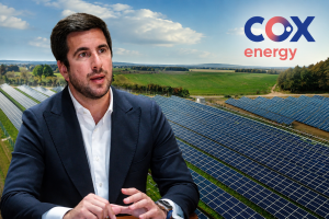 Enrique Riquelme tenía entre sus proyectos una planta solar en Benahadux. Montaje elaborado con inteligencia artificial.