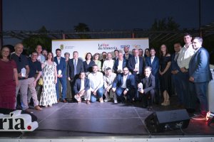 Fotografía de familia con los galardonados en los III Premios Almanzora-Los Vélez celebrada en Cantoria durante la noche del jueves. En la imagen, aparecen acompañados por las autoridades presentes en el evento.