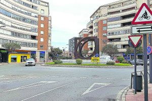 La Plaza de Barcelona es un canto al despropósito. Hasta la escultura de la fuente se suma al caos.