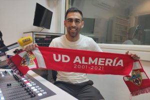 Dani Romera en la Cadena SER con la bufanda de la UD Almería.