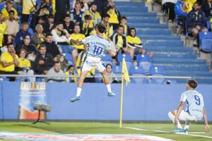 Larrubia estalla de alegría celebrando su gol con los seguidores del Málaga.