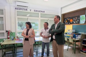 Francisco Alonso visita el colegio Santa Cruz de Canjáyar