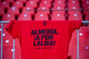 La camiseta roja que se encontrará el aficionado en su asiento.