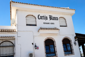 Cortijo Blanco, en La Mojonera, es uno de los bares destacados en el listado.