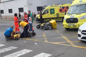 Conductor de Correos en el suelo tras el accidente.