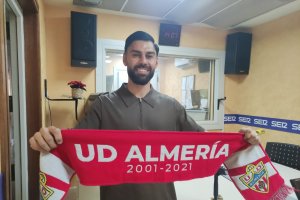 Rubén Duarte con la bufanda del Almería en los estudios de la Cadena SER.