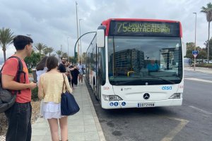 Varios alumnos esperan para subir a una de las lanzaderas para ir a la UAL.