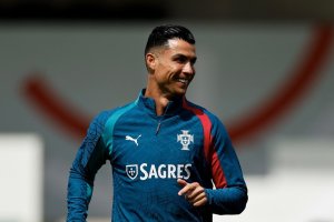 Cristiano Ronaldo sonríe en el entrenamiento con Portugal.