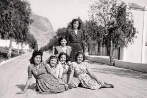 En los años 50 las muchachas se iban a pasear a la carretera que atravesaba Aguadulce cuando la presencia de un coche era un acontecimiento extraordinario.