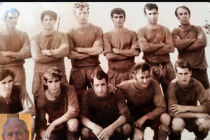 Equipo de fútbol de Adra. Un jovencísimo 'Valle', de pie, el cuarto de izquierda a derecha. A la izquierda, a pie de foto, una pequeña foto más actual.