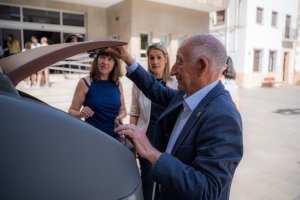 Gabriel Amat revisando uno de los nuevos contenedores marrones del municipio roquetero.