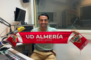 Chuli en la Cadena SER con la bufanda de la UD Almería.