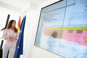 Rosario Soto, presidenta de la Autoridad Portuaria de Almería, presenta la reordenación del espacio del Muelle de Levante.