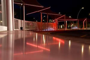 La parada de la UAL iluminada con los colores rojiblancos de la UDA.