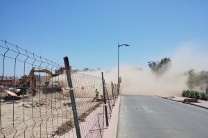 Nube de polvo provocada por las máquinas que operan junto al IES Alhadra.