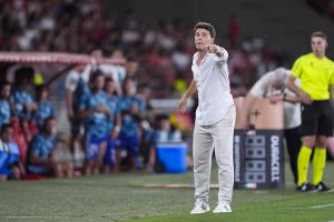 Rubi señala el camino que le lleva... solo el Almería conoce su destino.