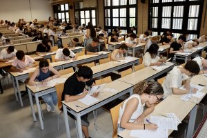 Alumnos en un examen de la PAU.