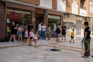 La Noche en Blanco llena de ambiente, comercio y diversión las calles de Adra