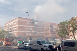 Imagen del fuego devorando una vivienda situada en la última planta de un edificio en la Avenida de Santa Isabel.