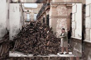 Un montón de leña ocupando los callejones próximos a la calle Granada, a la altura de la calle Judía.
