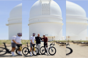 Eder Sarabia, Perico Delgado y Juan Martínez Oliver, ante las famosas cúpulas del Observatorio Astronómico de Calar Alto.