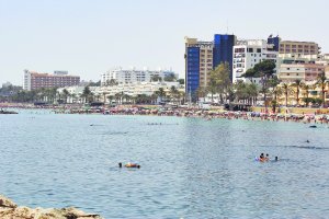 Hoteles en primera línea de playa en Aguadulce, en un imagen de archivo.