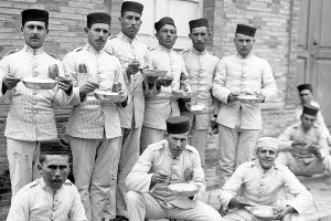 Grupo de soldados destinados en Cuba en los últimos años del siglo XIX. Entre ellos está Luis Arrufat García (de pie, segundo por la izquierda ), familiar del arquitecto almeriense Eduardo Blanes Arrufat.