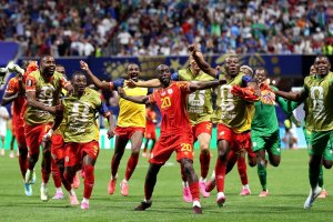 Cipenga celebrando con sus compañeros la clasificación.