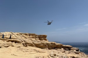El helicóptero de Salvamento Marítimo, durante el dispositivo de rescate.